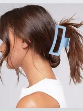 3 FOR $15  💕 Strong Hold Claw Clip Fashionable Hair Accessories